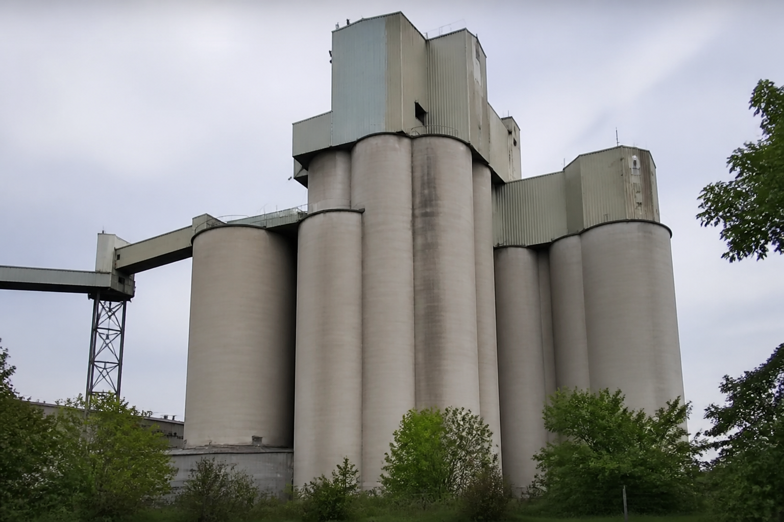 Silo structure (asymmetric, tree-branched):